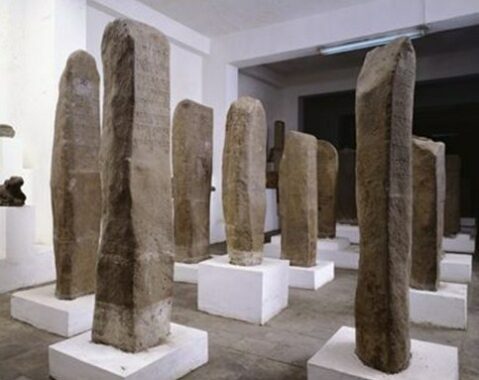 peninggalan kerajaan kutai prasasti yupa